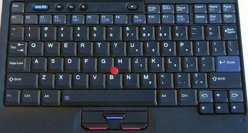 Come pulire una tastiera del computer portatile IBM / Lenovo ThinkPad