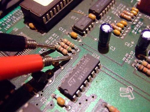 Come utilizzare un multimetro digitale al Test A resistore