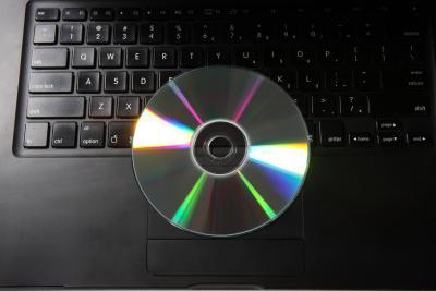 Come rimuovere un CD / DVD da un computer portatile