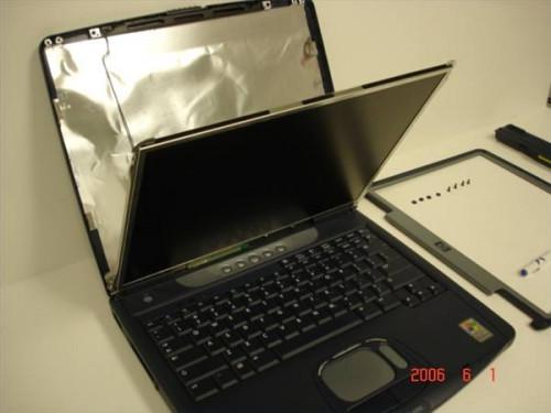 Come sostituire una luce posteriore in un Dell 5100 Laptop