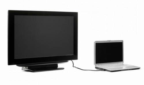 I diversi cavi per agganciare un computer portatile a un televisore