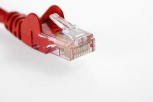 Come crimpare un connettore del cavo Ethernet
